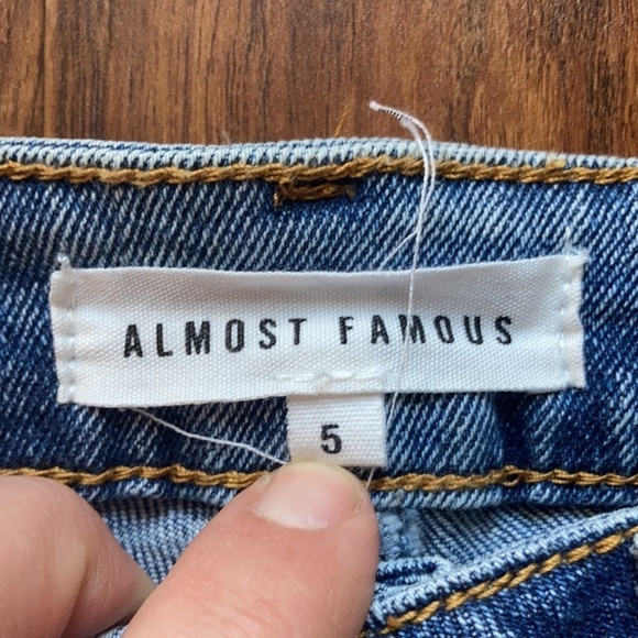 Almost famous Jeans distressed‎ wide leg cropped size 5 - Picture 3 of 5